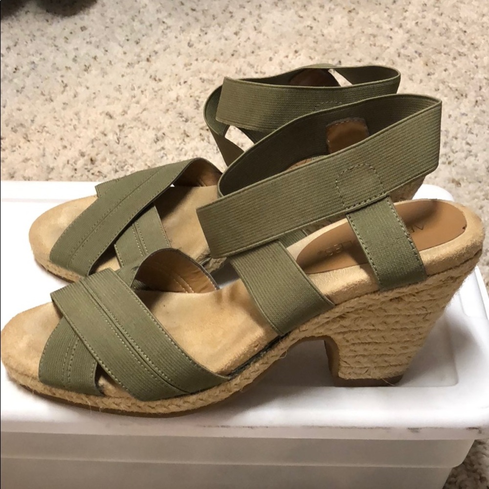 Dark green Aerosoles strappy sandals